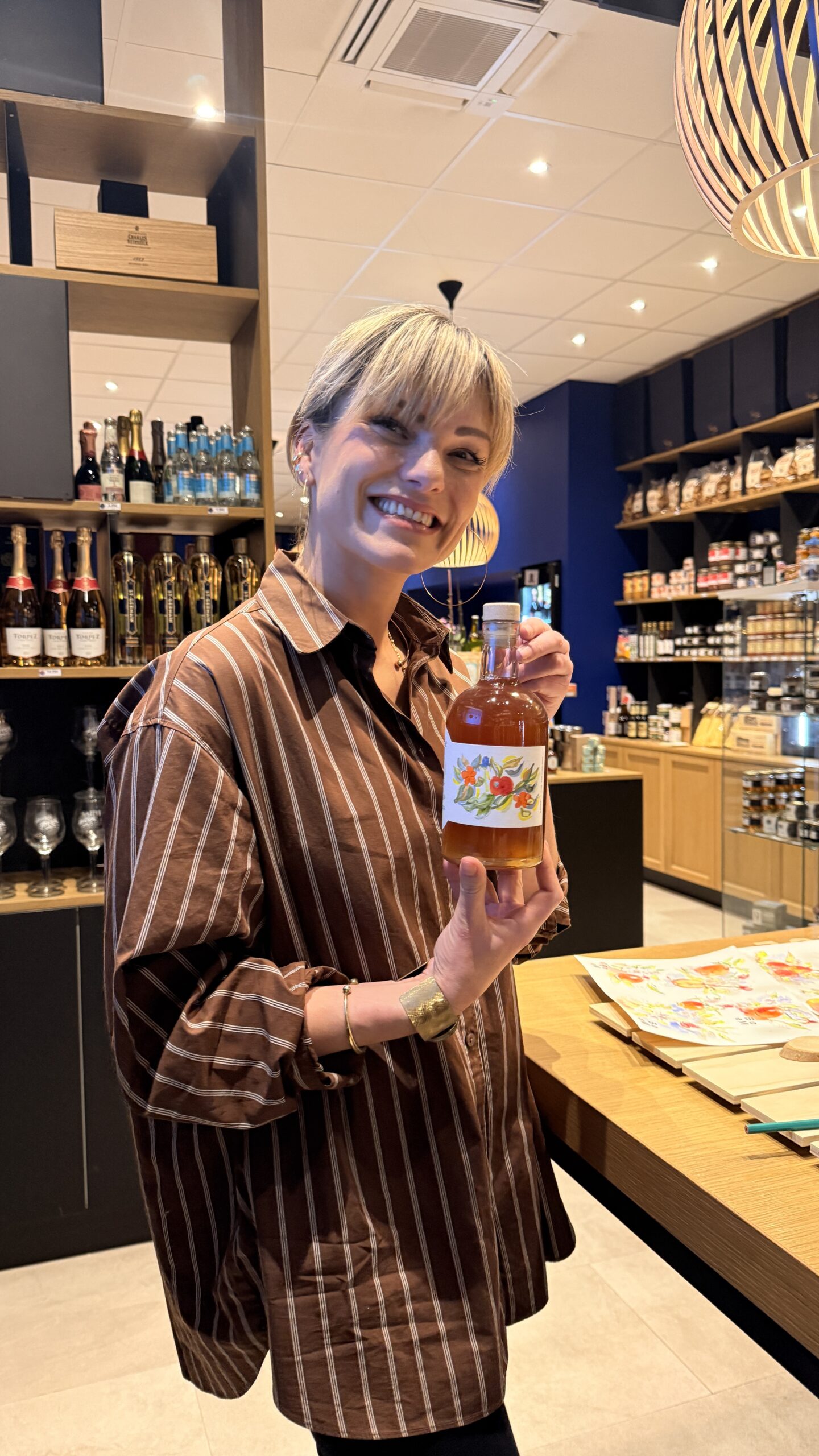 Cliente décorant sa bouteille de cidre avec aquarelle fine