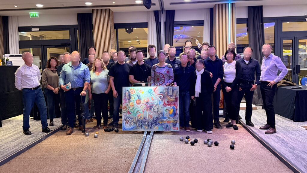 Participants créant une œuvre collective lors d’un live painting en entreprise à Sophia Antipolis