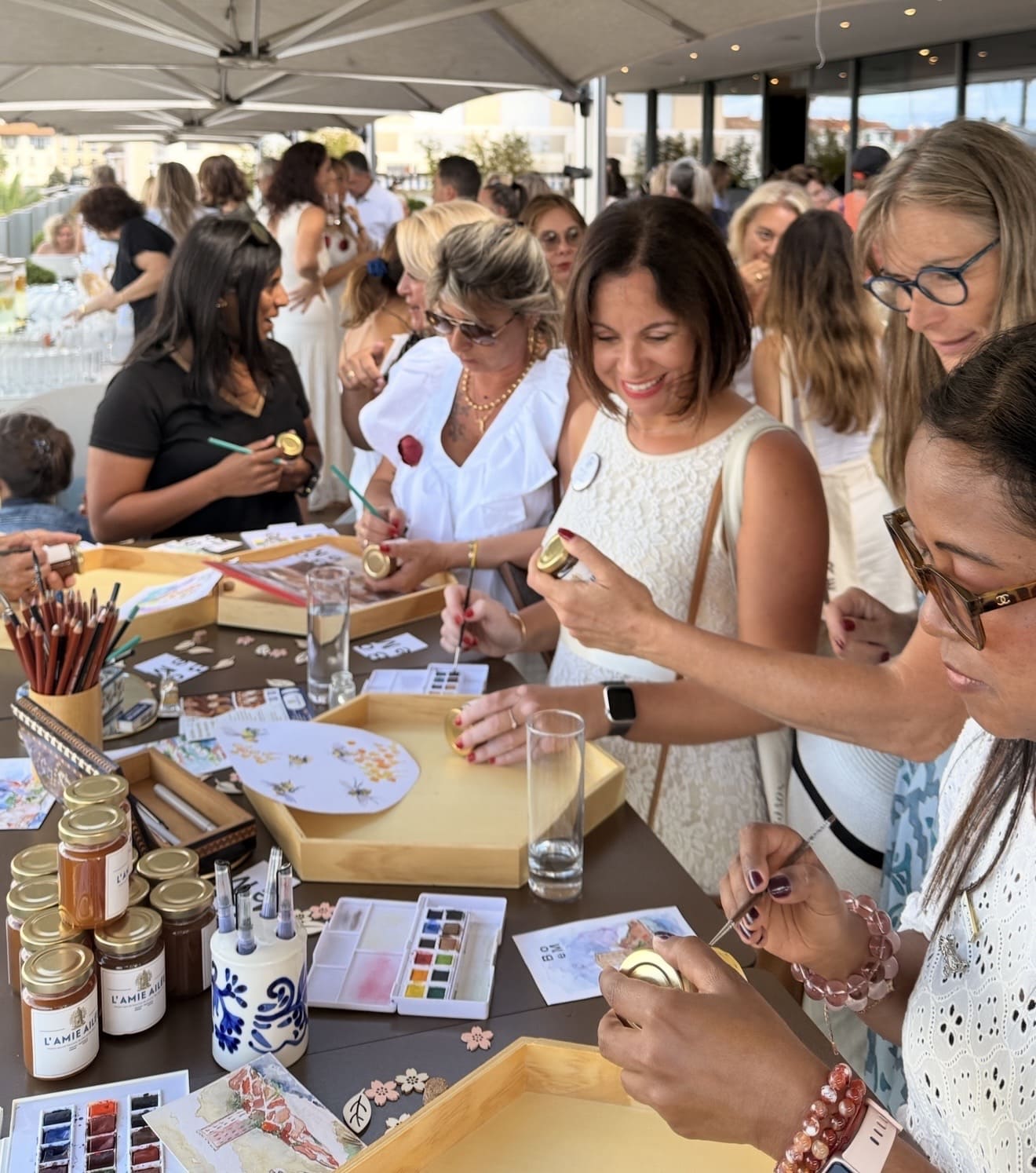 Expérience artistique Art & Miel BoeM avec personnalisation de pots de miel à l’aquarelle